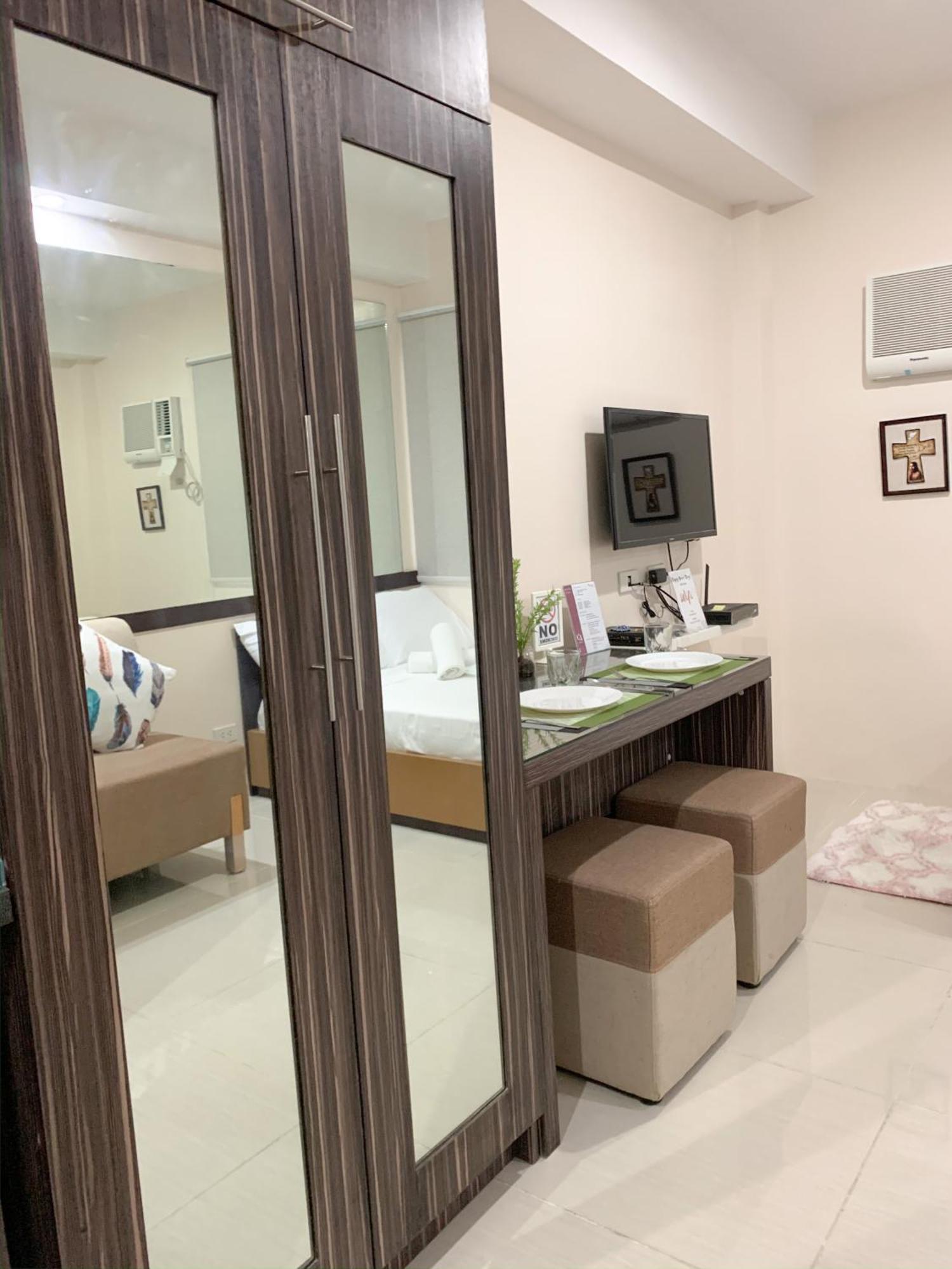 The Persimmon Studios Near Ayala And Sm City Себу Номер фото