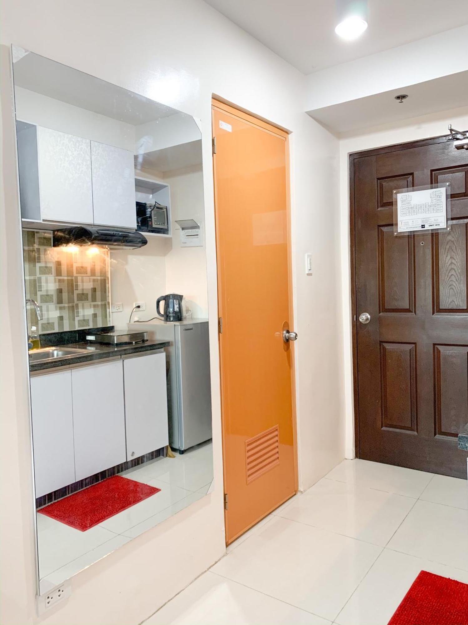 The Persimmon Studios Near Ayala And Sm City Себу Номер фото
